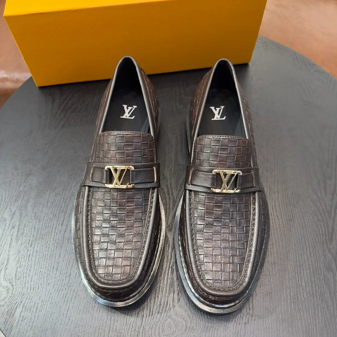 [L Home] P: 820💰 Size: 39-44 (customized at 38.45) Original Lv official website men's casual leather shoes, top-quality original replica, - Upper: 🔝cowhide weaving technology, Nappa cowhide, shoe body sewn with brand logo - Inner: cowhide, foot pad; water-dyed cowhide - Outsole: TPR·rubber foam; two-color molded outsole -Ultra-high quality control and fine workmanship: highlight (high-end, extravagance, class)